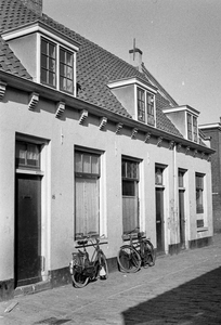58455 Gezicht op de voorgevels van de huizen Hoenderstraat 16-hoger te Utrecht, links het huis nr.; 16.N.B. De ...